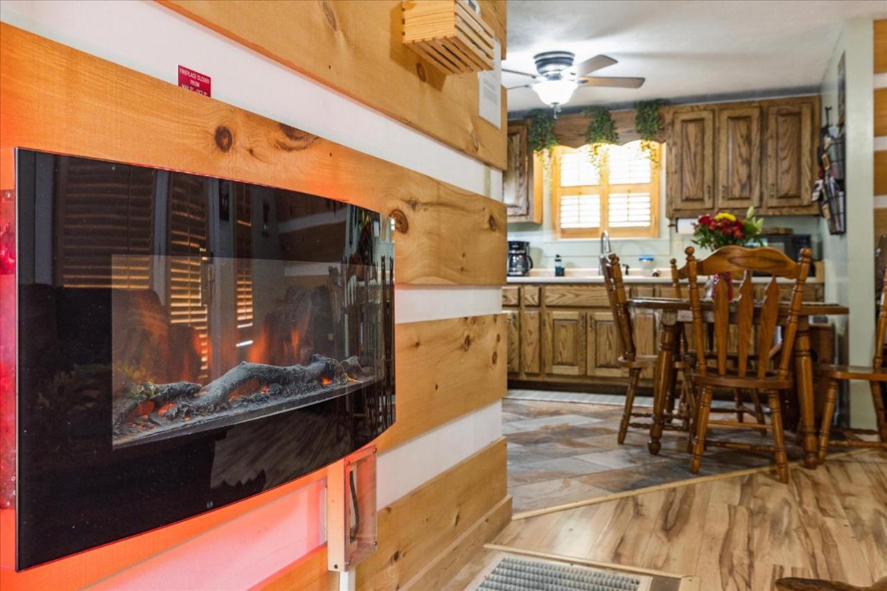 Smokey Max Chalet Севьервилл Экстерьер фото